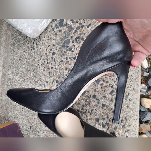 🆕BCBGeneration Cosette Black Leather Pumps with Gold Trim Heel Backs Size 7.5M - Picture 12 of 16